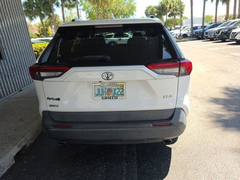 Used 2019 Toyota RAV4 XLE Premium image 8