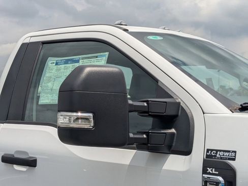 New 2025 Ford F550 4x4 Regular Cab Super Duty image 12