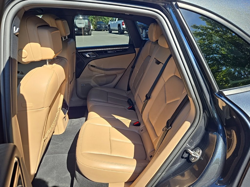 Used 2023 Porsche Macan AWD/4WD image 38
