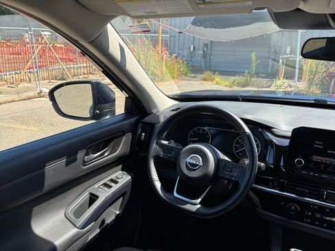 Used 2025 Nissan Pathfinder SV FWD image 37