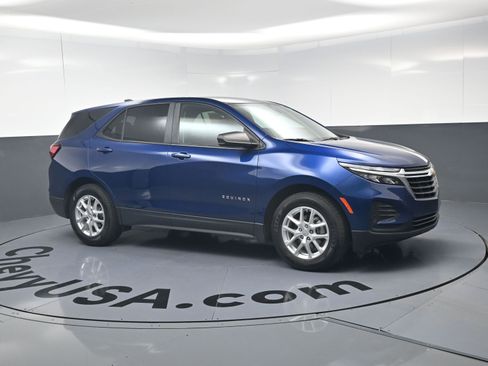 Used 2022 Chevrolet Equinox LS w/ LS Convenience Package FWD image 2