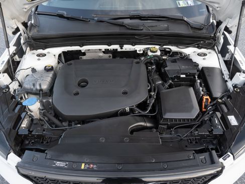 Used 2023 Volvo XC40 B5 Plus image 37