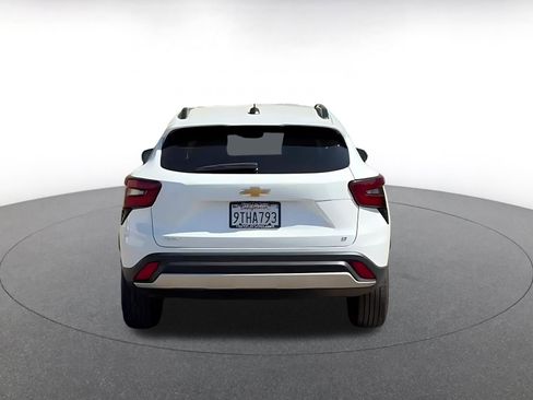 Used 2025 Chevrolet Trax LT w/ LT Convenience Package image 12