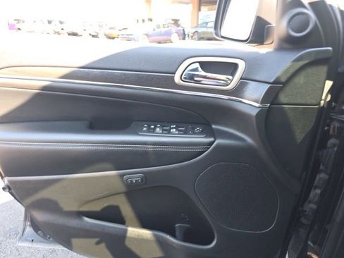 Used 2017 Jeep Grand Cherokee Limited image 22