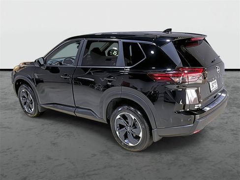 Used 2025 Nissan Rogue SV image 2