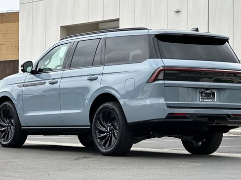 New 2026 Lincoln Navigator Reserve w/ Jet Appearance Package AWD/4WD image 5