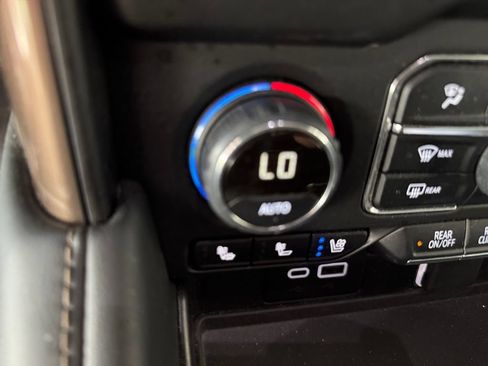 Used 2024 Chevrolet Suburban High Country AWD/4WD image 19