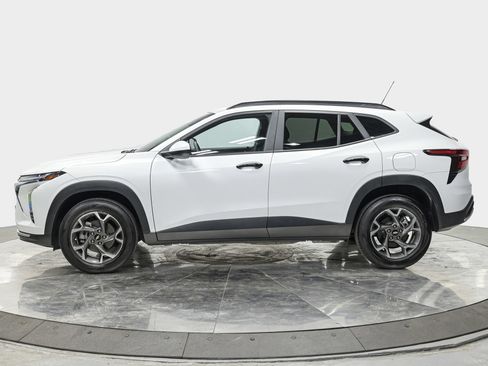 Used 2025 Chevrolet Trax LT w/ Driver Confidence Package FWD image 2