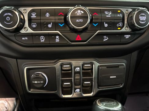 Used 2020 Jeep Wrangler Unlimited Sahara AWD/4WD image 17