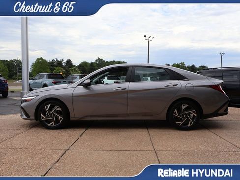 Certified 2024 Hyundai Elantra Limited FWD image 3
