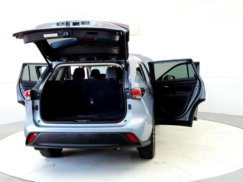 Used 2022 Toyota Highlander XLE AWD/4WD image 11