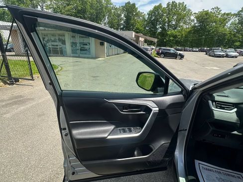 Used 2021 Toyota RAV4 LE AWD/4WD image 20