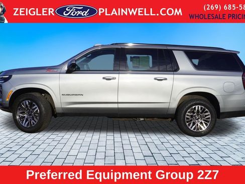 Used 2025 Chevrolet Suburban Z71 image 2