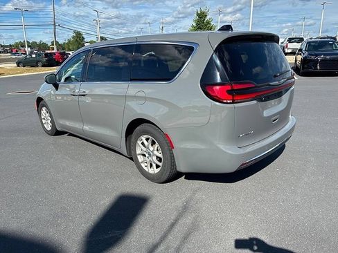 Used 2023 Chrysler Pacifica Touring-L FWD image 11