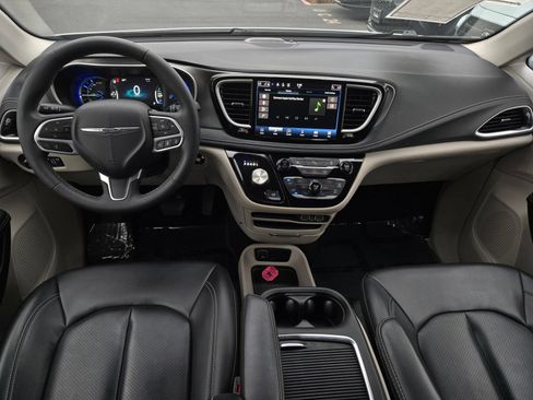Used 2023 Chrysler Pacifica Touring-L FWD image 14