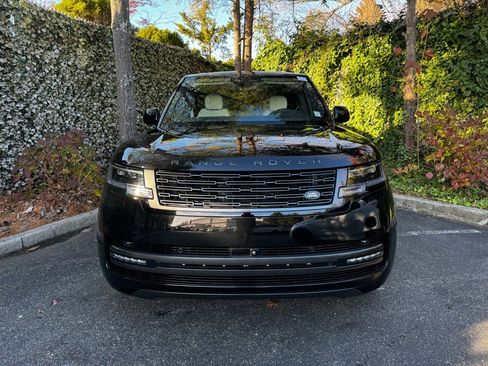 Used 2025 Land Rover Range Rover SE image 2