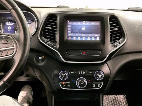 Used 2019 Jeep Cherokee Latitude Plus w/ Cold Weather Group AWD/4WD image 20