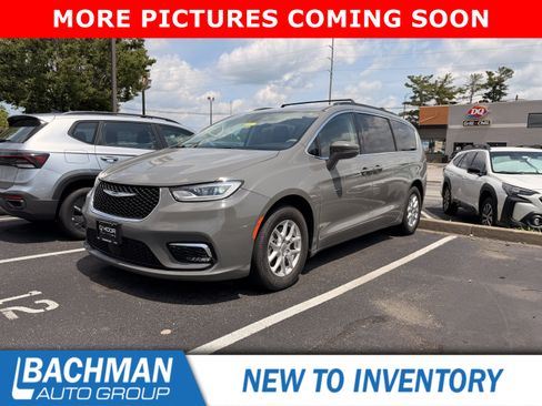 Used 2022 Chrysler Pacifica Touring-L FWD image 1