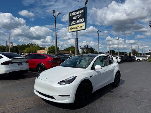 Used 2024 Tesla Model Y Long Range AWD/4WD image 1