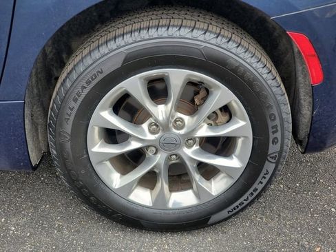 Used 2023 Chrysler Pacifica Touring-L AWD/4WD image 10