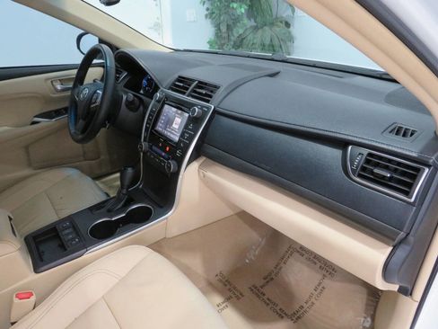 Used 2017 Toyota Camry XLE w/ Moonroof Package image 10