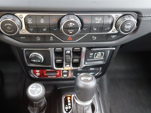 Used 2025 Jeep Wrangler Unlimited Rubicon AWD/4WD image 29