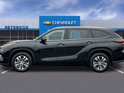 Used 2024 Toyota Highlander XLE image 7