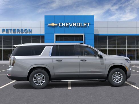 New 2026 Chevrolet Suburban LT image 4