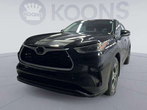 Used 2023 Toyota Highlander XLE AWD/4WD image 4