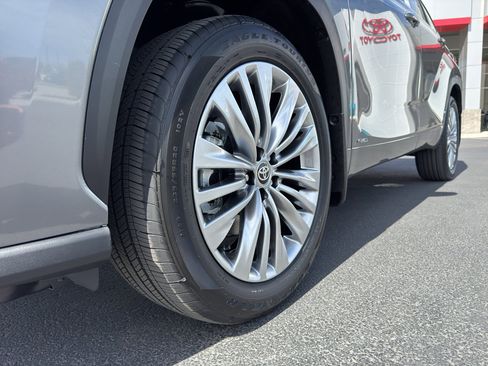 New 2026 Toyota Highlander Platinum AWD/4WD image 19