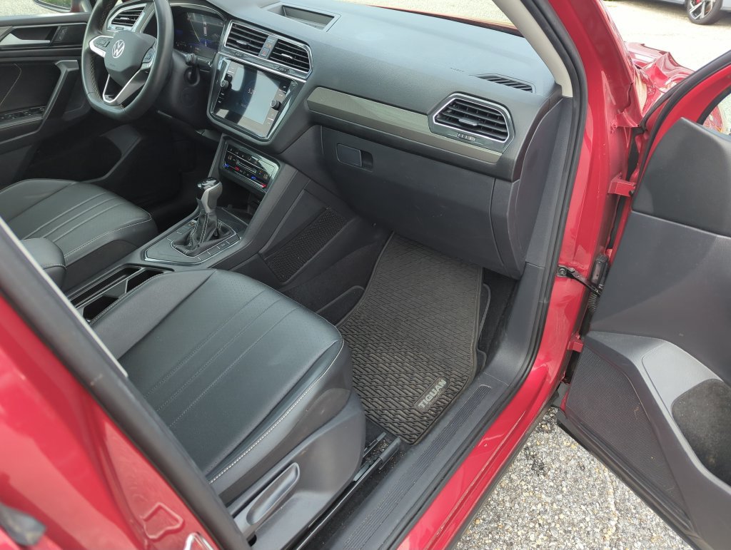 Used 2023 Volkswagen Tiguan SE w/ Panoramic Sunroof Package FWD image 35