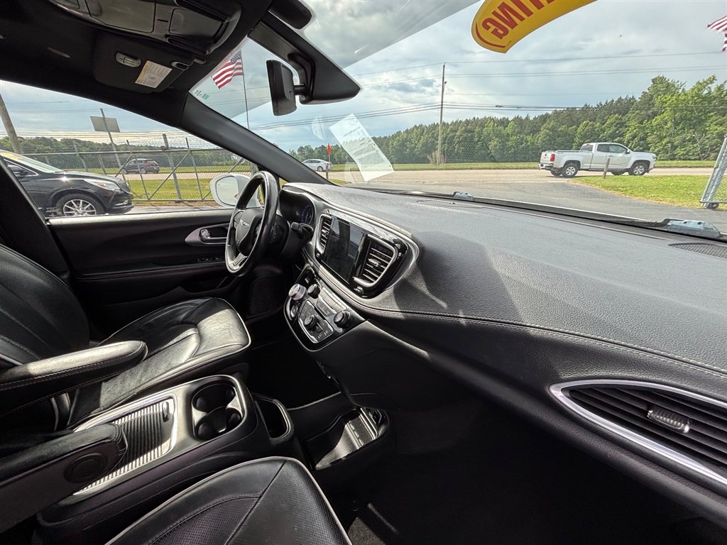 Used 2020 Chrysler Pacifica Limited w/ S Appearance Package FWD image 27