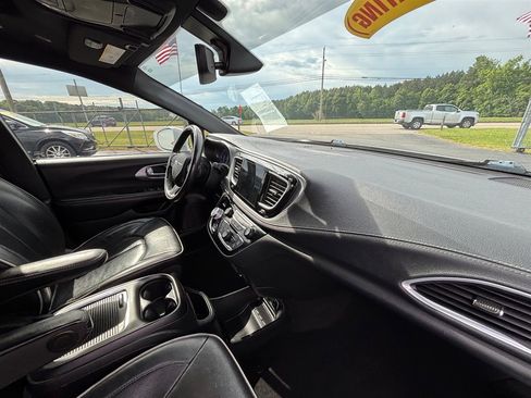 Used 2020 Chrysler Pacifica Limited w/ S Appearance Package FWD image 27