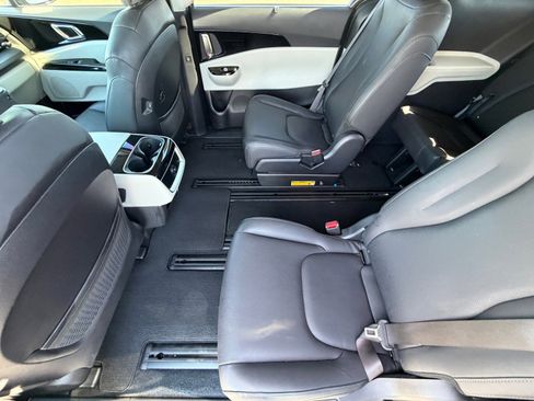 Used 2024 Kia Carnival EX FWD image 13