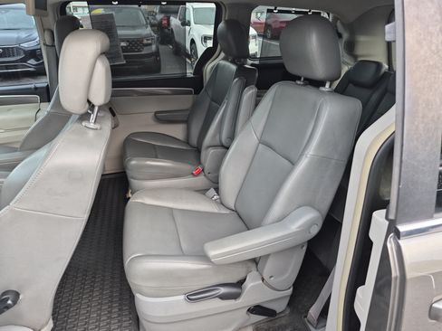 Used 2010 Volkswagen Routan SE FWD image 14