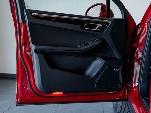 Certified 2025 Porsche Macan image 29