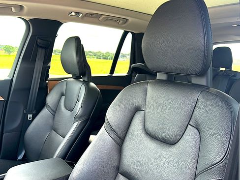 Used 2022 Volvo XC90 T5 Momentum w/ Protection Package Premier FWD image 14