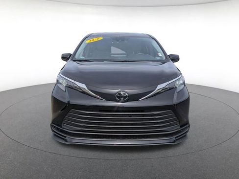 Used 2026 Toyota Sienna LE FWD image 9