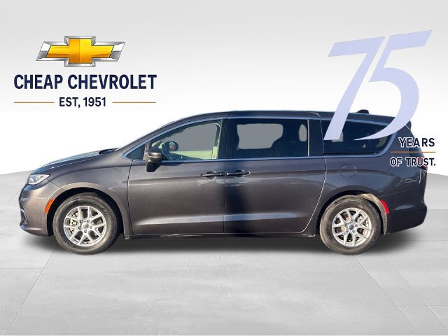 Used 2023 Chrysler Pacifica Touring-L FWD image 2