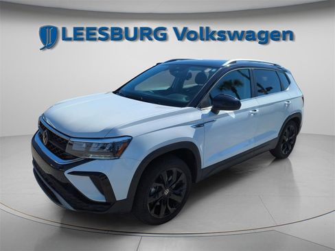 Certified 2023 Volkswagen Taos SE w/ Panoramic Sunroof Package image 3