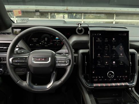 Used 2025 GMC Yukon AT4 w/ AT4 Premium Package AWD/4WD image 18