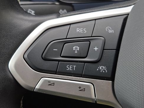 Used 2024 Volkswagen Taos SE w/ Panoramic Sunroof Package AWD/4WD image 14