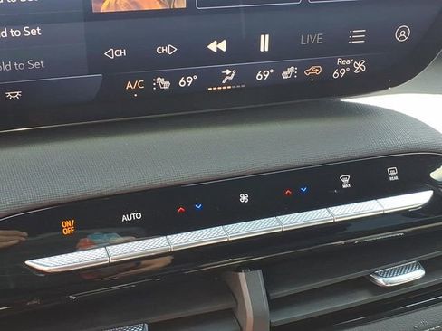 Used 2025 Buick Enclave Preferred AWD/4WD image 8