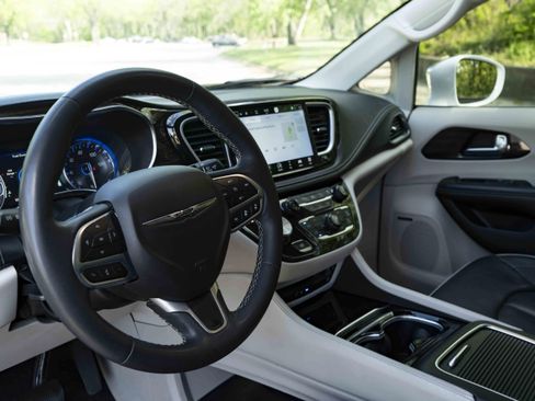 Used 2022 Chrysler Pacifica Limited w/ Uconnect Theater Family Group image 16