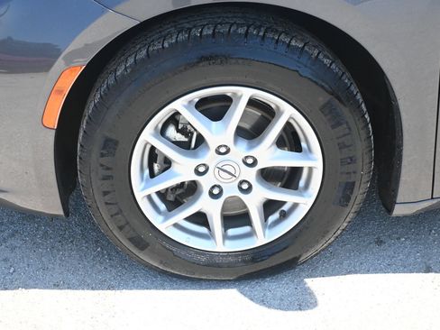 Used 2023 Chrysler Pacifica Touring-L FWD image 6