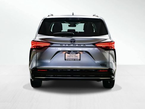 Used 2021 Toyota Sienna Limited image 3