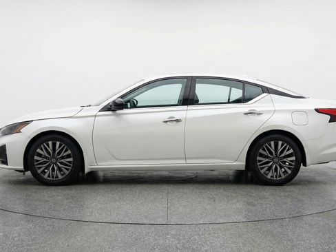 Used 2025 Nissan Altima 2.5 SV FWD image 5