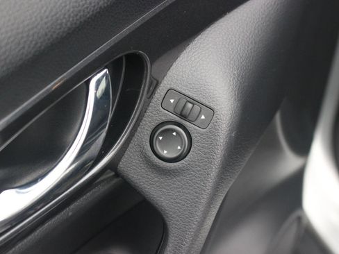 Used 2018 Nissan Rogue SV image 14