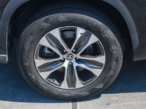 Used 2021 Toyota Highlander XLE FWD image 17
