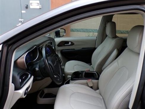 Used 2017 Chrysler Pacifica Touring-L Plus image 15